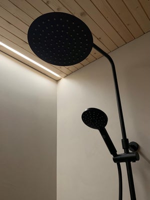 Kylpyhuoneen kattopaneeliin upotettu led-nauha valaisee kauniisti seinää. LED-nauha on hyvä asentaa vähän irti seinästä.