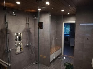 Shampoosyvennyksessä tunnelmalliset pienet spotit. Muutama alasvalo antaa mukavan yleisvalon kypyhuoneeseen.