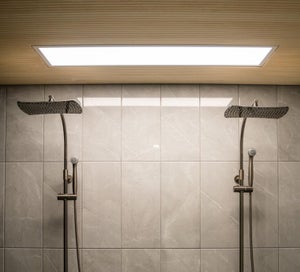 Iso JÄTTI LED paneeli tuo tyylikkyyttä kylpyhuoneen valaistukseen.