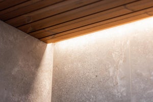 LED-nauha upotettu katon ja seinän väliin. Asennuksessa kannattaa hyödyntää myös led-nauhan profiilia. Epäsuorasti tuleva valo on pehmeä eikä häikäise.