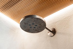 Seinän ja katon rajaan asennettu lednauha korostaa myös upeasti seinämateriaalia.