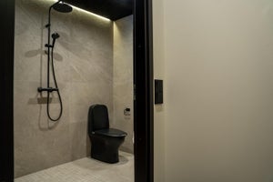 LED-nauha korostaa hyvin laattaseinää.