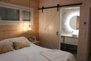 Masterbedroom wc:ssä ihanat valot LED valopeilillä.