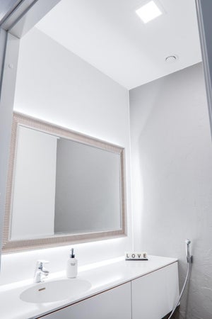 Neliskanttinen KVANDI paneeli katossa ja TEHO LED nauha peilin takana WC:n valaistuksena.