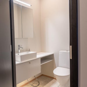 Tehokas peilivalo tuo valoa koko WC tilaan. Kaapiston alareunaan asennettu led-nauha on kaunis epäsuoravalo. LED-nauha toimii hyvin myös yövalona tilassa.